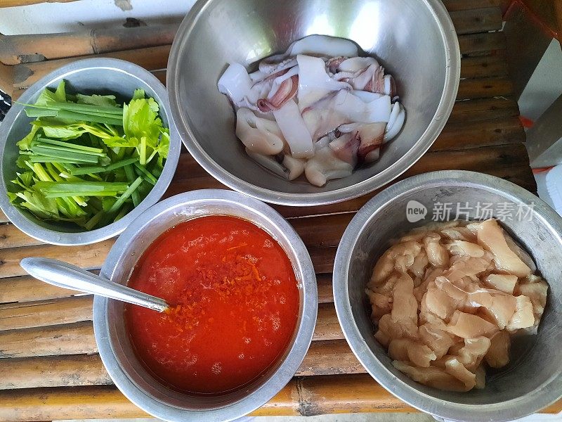 用咖喱粉炒鱿鱼-食物准备。