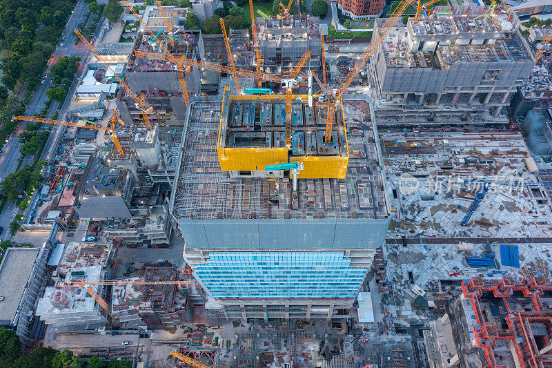 城建塔式起重机施工现场鸟瞰图混凝土浇筑高峰期