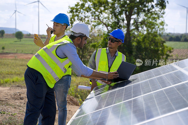 电力工地的蓝领工人。风车。