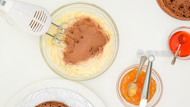 将奶油和可可粉混合。一步一步地制作巧克力蛋糕，把配料放在厨房的桌子上