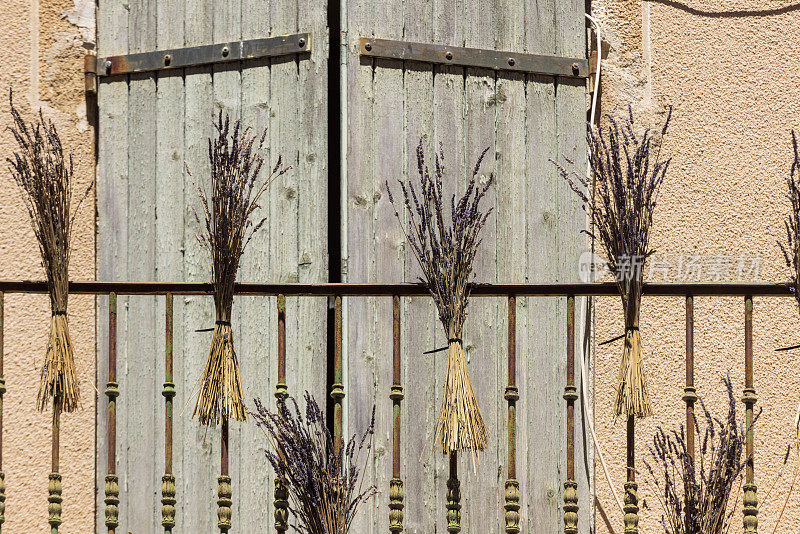在法国小镇瓦朗索勒，阳台上的一束束干薰衣草