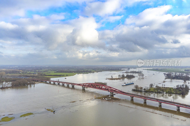 船只航行在洪水泛滥的IJssel河上，在Zwolle附近的Hanzeboog火车桥上