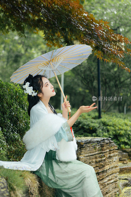 亚洲汉服美在户外雨中感受自然