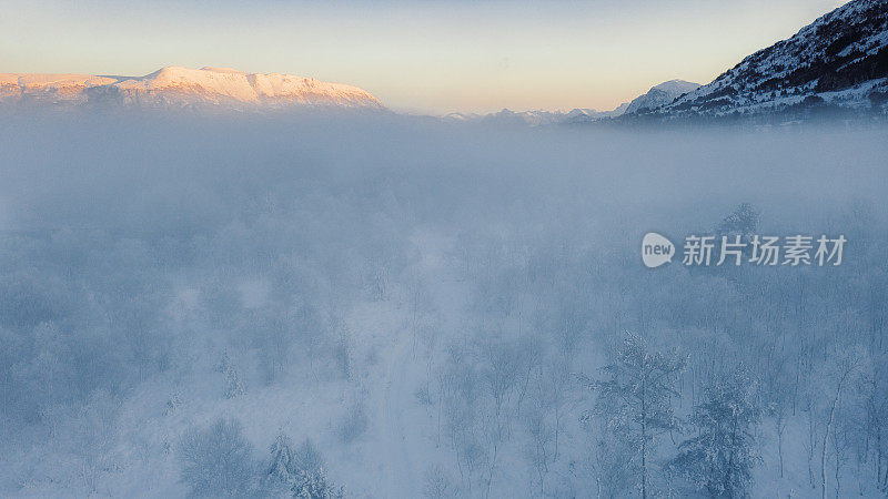 鸟瞰风景冬季冻结的早晨在森林湖在云下与山景在挪威