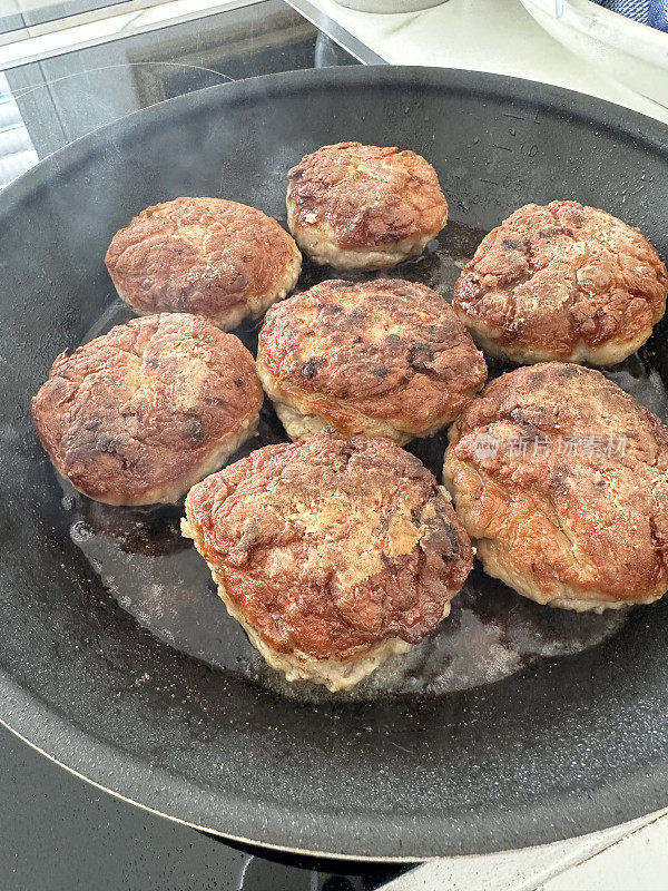 在平底锅里煮的碎肉饼