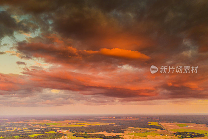 日落鸟瞰图。无人机摄影。春天。字段。可持续性。保护自然。天空背景。云