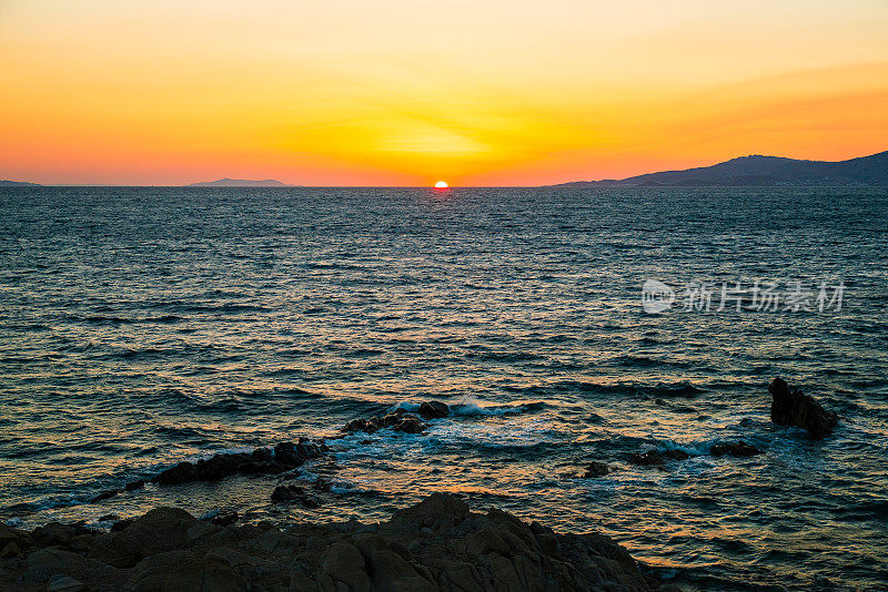 希腊米科诺斯岛，米科诺斯镇的日落美景