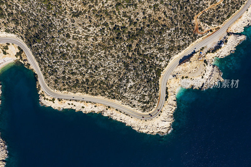 山海之间道路的鸟瞰图