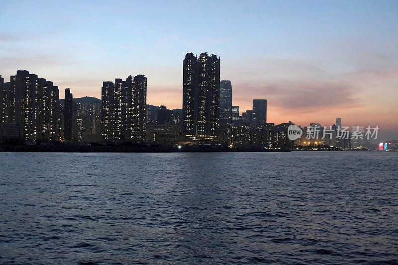 黄昏时分，香港维多利亚港西湾河海滨