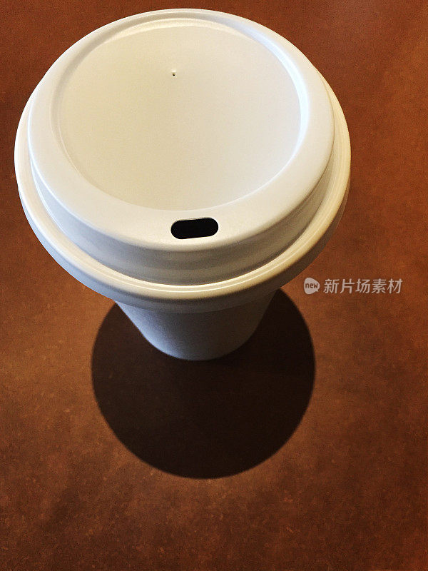 咖啡桌上的纸咖啡杯
