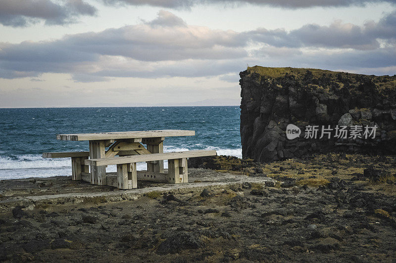 海边的野餐桌