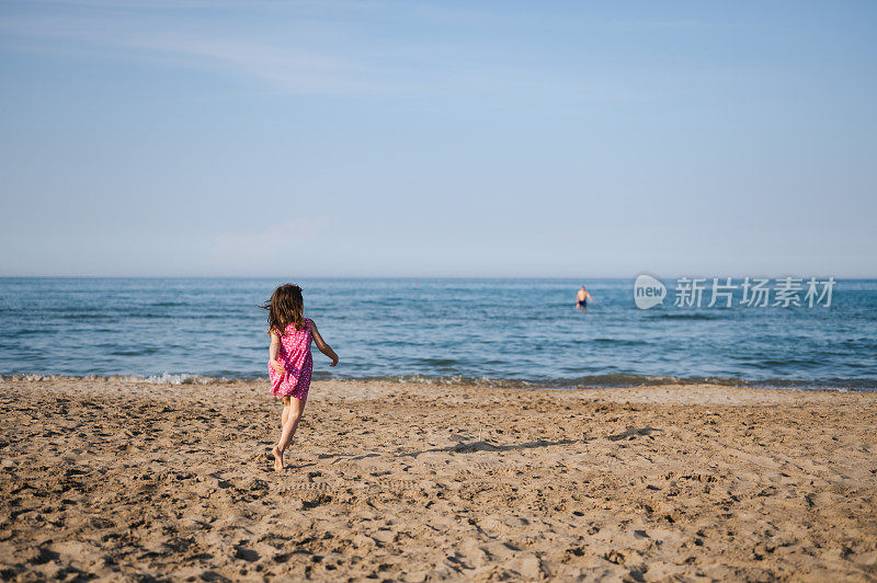小女孩在沙滩上奔跑。副本的空间。