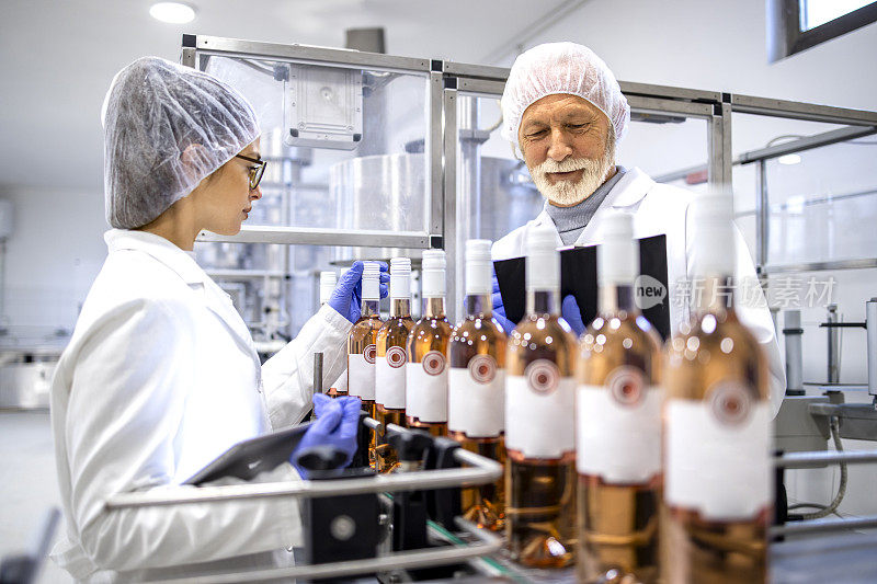 共同控制工厂瓶装酒的生产。