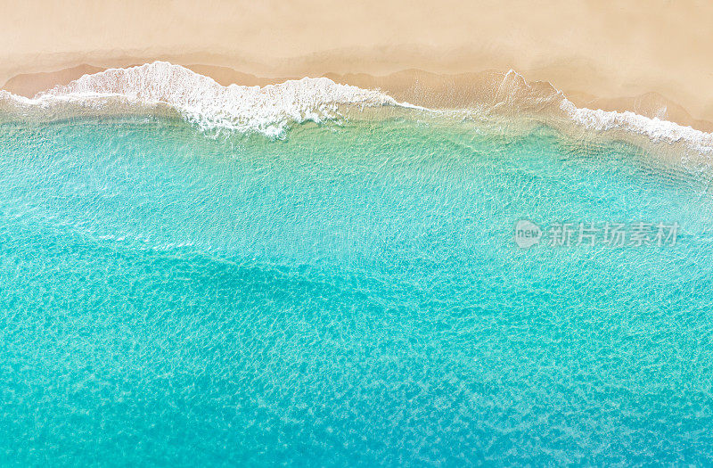 鸟瞰热带海滩绿松石清澈的水天堂