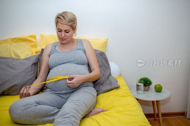 孕妇用卷尺量胃