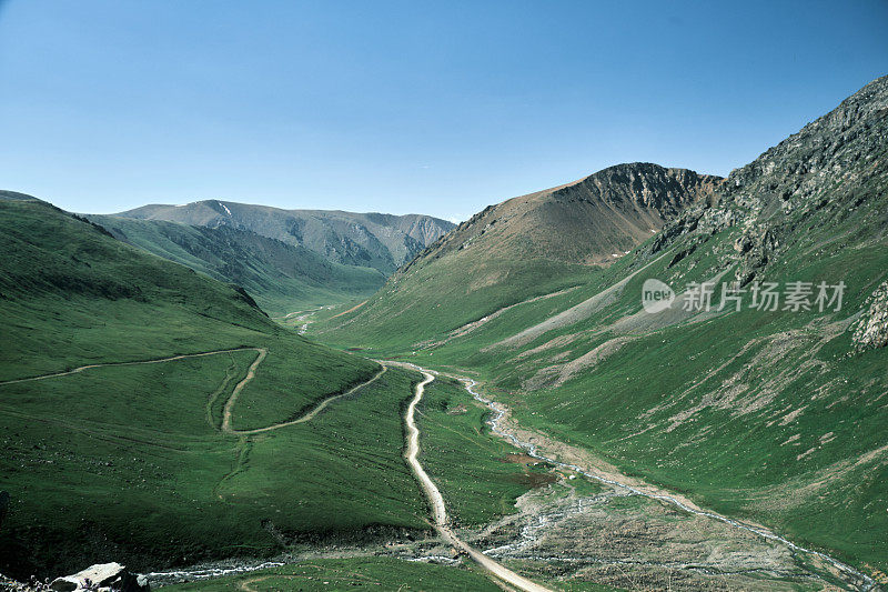 天山南川阿蜀山口