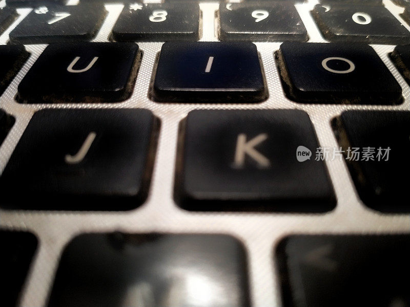 笔记本电脑上的黑色键盘键
