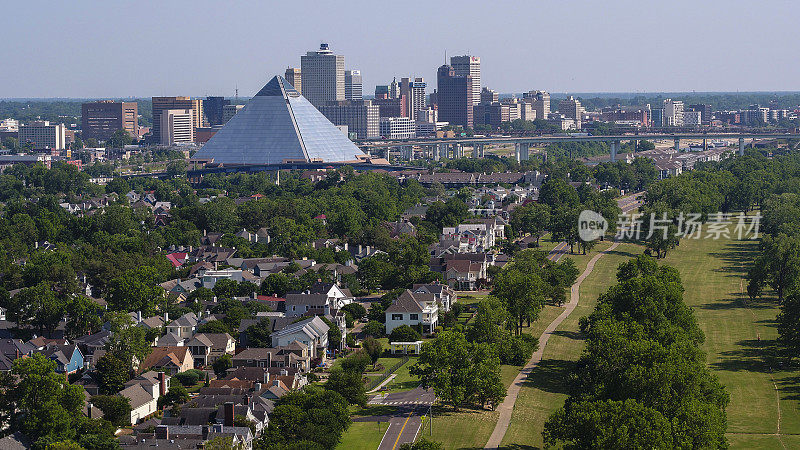 海港镇城市景观与住宅在孟菲斯金字塔前-视图到市中心商业区，孟菲斯，田纳西州-鸟瞰图。