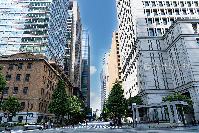 东京丸之内的高层建筑之间的道路