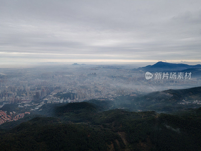 云雾笼罩的城市景观