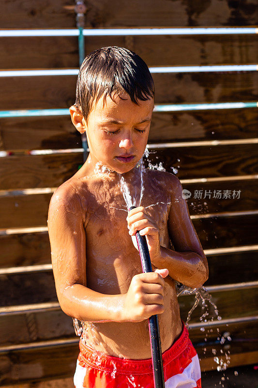 孩子用花园软管洗澡