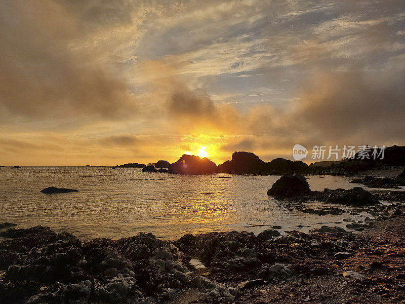 加州新月城岩石海岸的日落美景