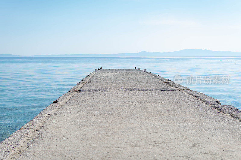 海中的混凝土浮筒