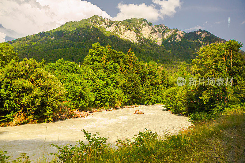 山区河流。瀑布。茵特拉肯。瑞士。Lauterbrunnen。景观。伯尔尼州。阿勒河河