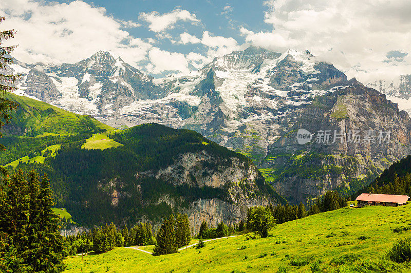 山的风景。Lauterbrunnen。瑞士。伯尔尼州。穆伦村庄。夏天。绿草