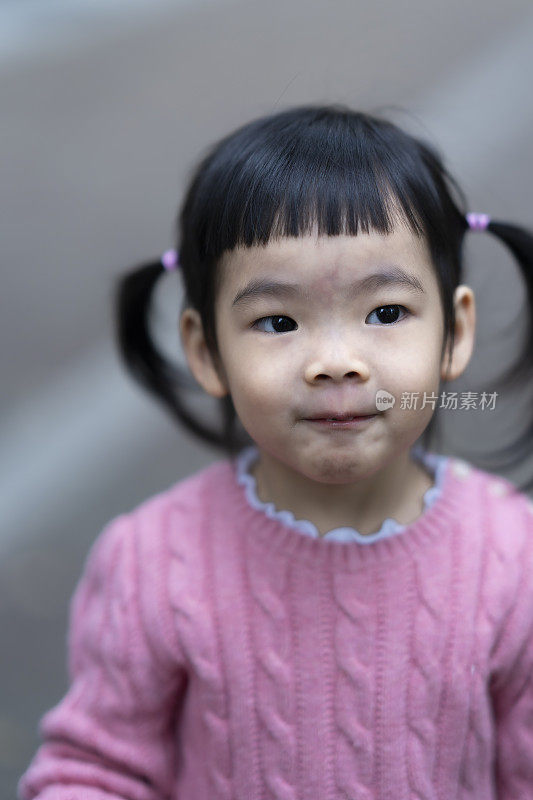 可爱的亚洲小女孩，儿童肖像照片，在公园里快乐地玩耍