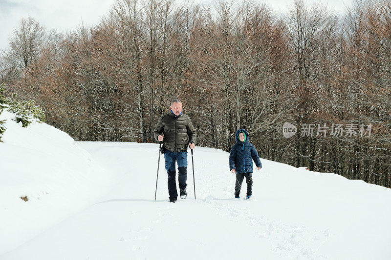 人们享受大自然。雪徒步旅行