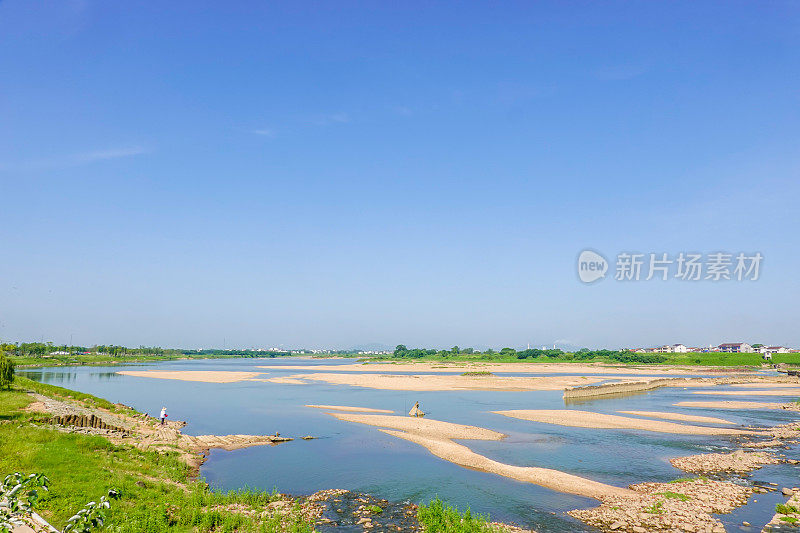 夏天蓝天下的蓝色河流