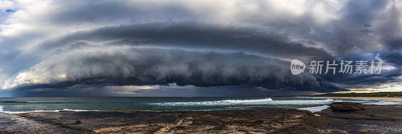 戏剧性的陆架云风暴系统向海岸移动的全景图
