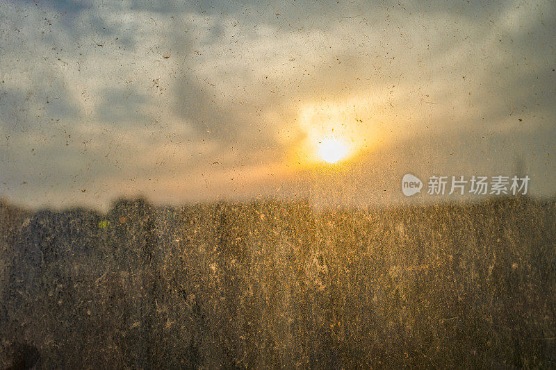 太阳升起，照在高大的住宅楼上。