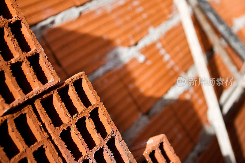 正在建设的建筑。外墙砖和水泥墙的细节