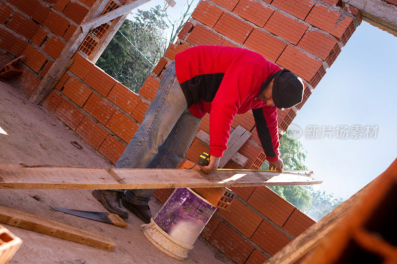 测量建筑工程中使用的木材的砖瓦工