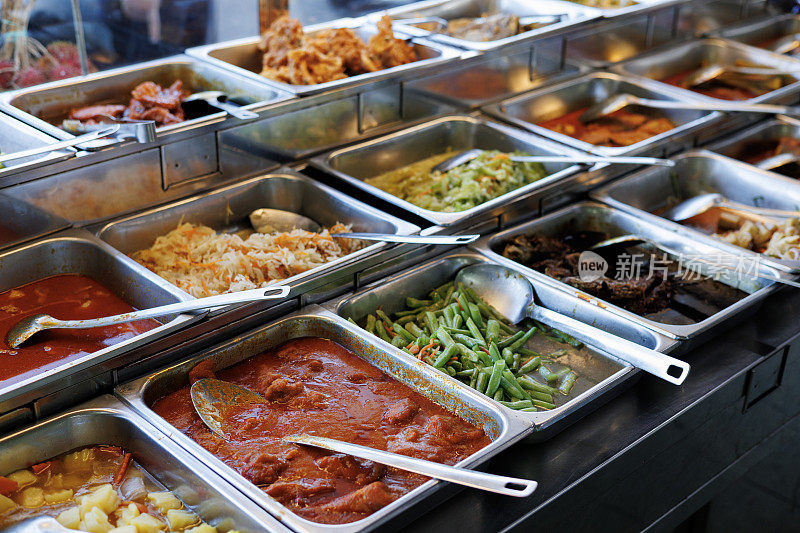 在市场摊位上挑选的各种食物，在马来西亚被称为经济大米