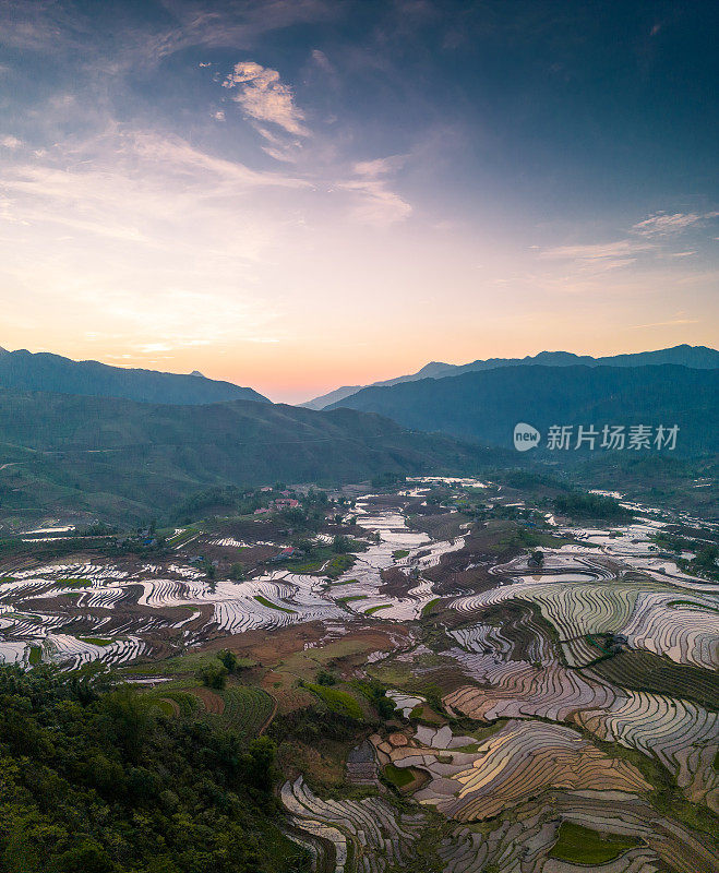 鸟瞰浇灌季节，越南老蔡省yty公社的梯田，棕色的土壤与美丽的天空融为一体。