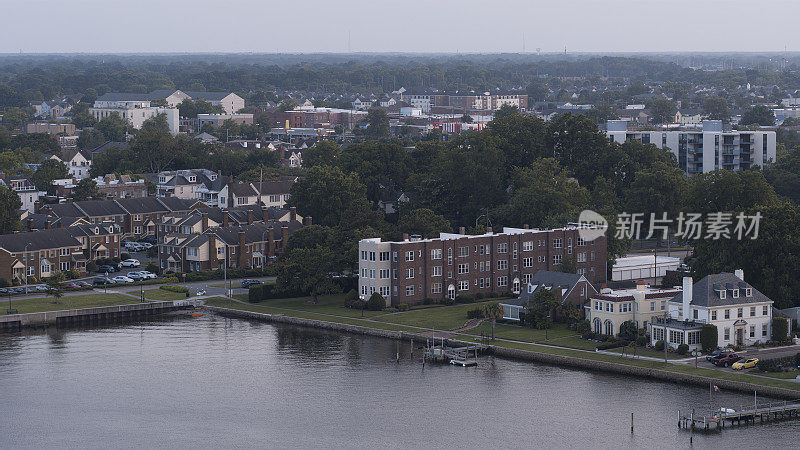河边度假租赁。住宅区的房屋孤零零地矗立在河岸上。市中心朴茨茅斯，弗吉尼亚州在遥远的。鸟瞰图