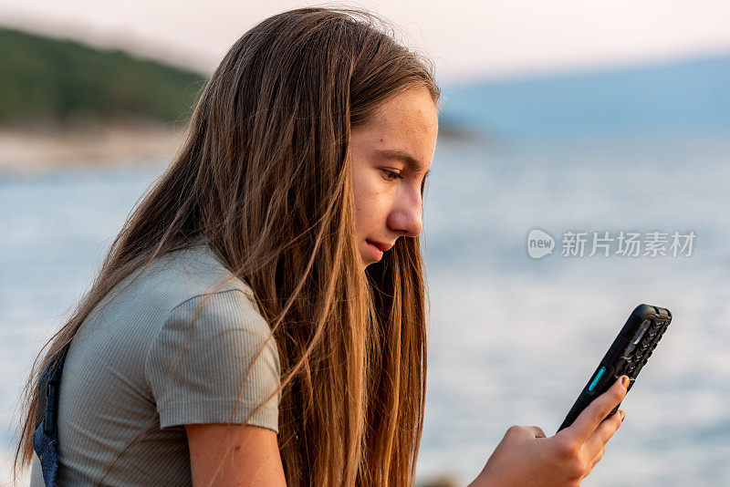 用手机分享故事的少女肖像