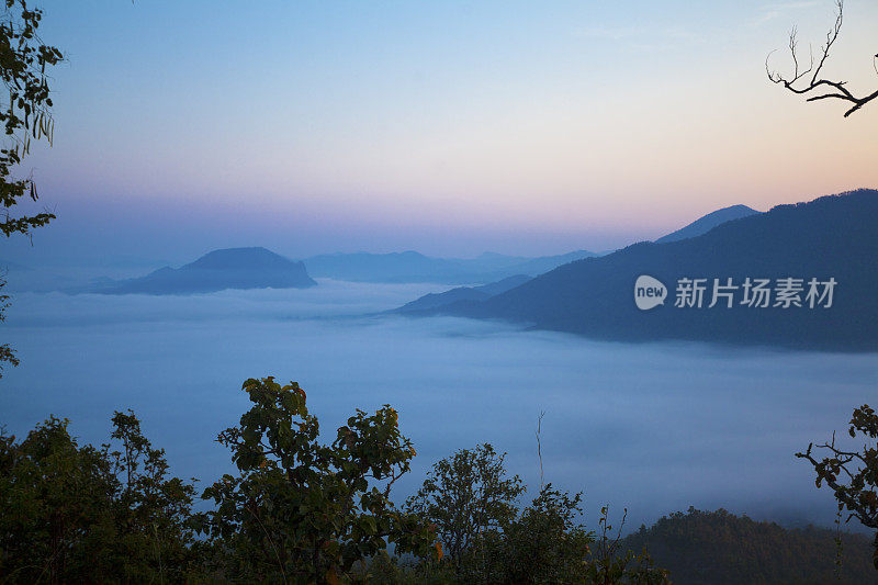 山上日出的对面和富Thok山下山谷的晨雾