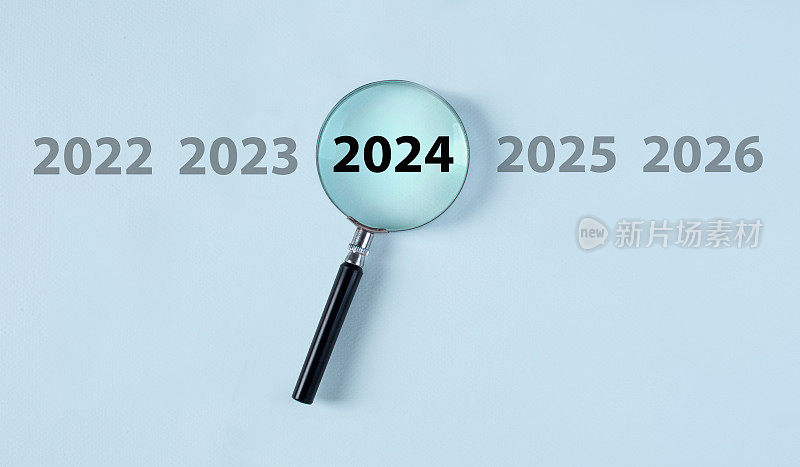 2024在蓝色背景上打字。