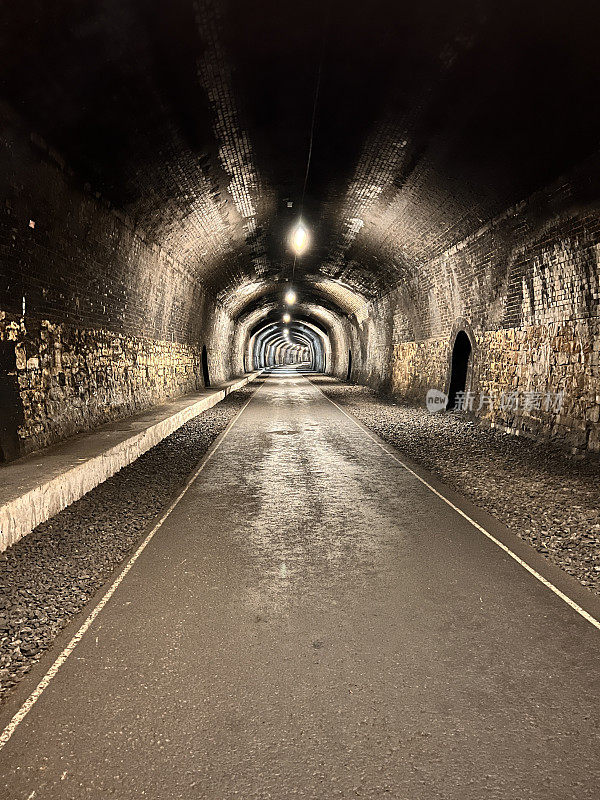蒙萨尔步道穿过一条隧道，维多利亚时代的老火车过去常常从那里经过。