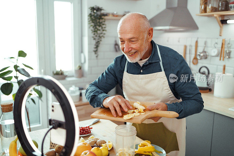 一位帅气的老人在视频中讲述在家制作冰沙