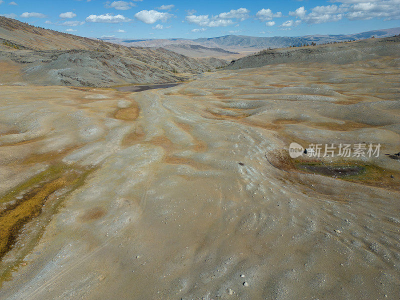 鸟瞰阿尔泰山脉胡韦特山谷的贫瘠景观