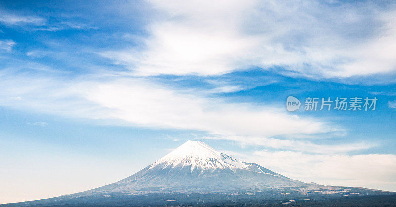 地平线上的富士山