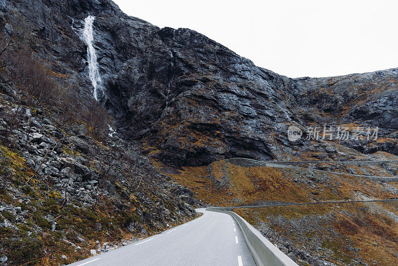 田园诗般的瀑布在特罗尔斯蒂根的发夹山脉下流淌，挪威