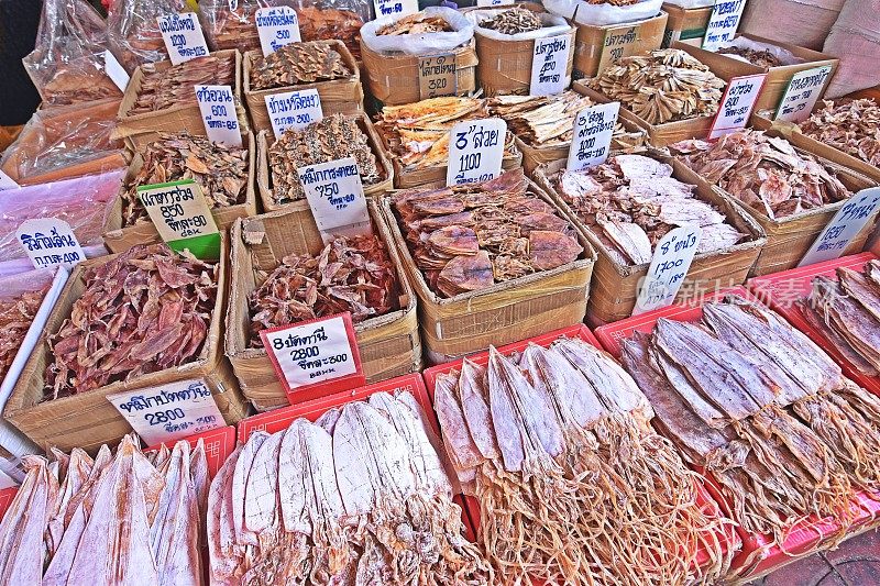 曼谷唐人街市场出售鱿鱼干和鱼干。