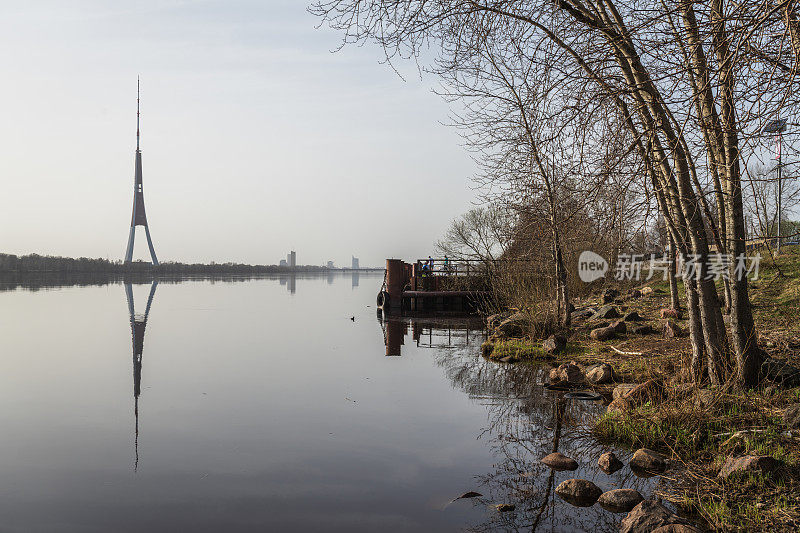 拉脱维亚首都里加的肯加拉格斯居民区附近的道加瓦河河岸