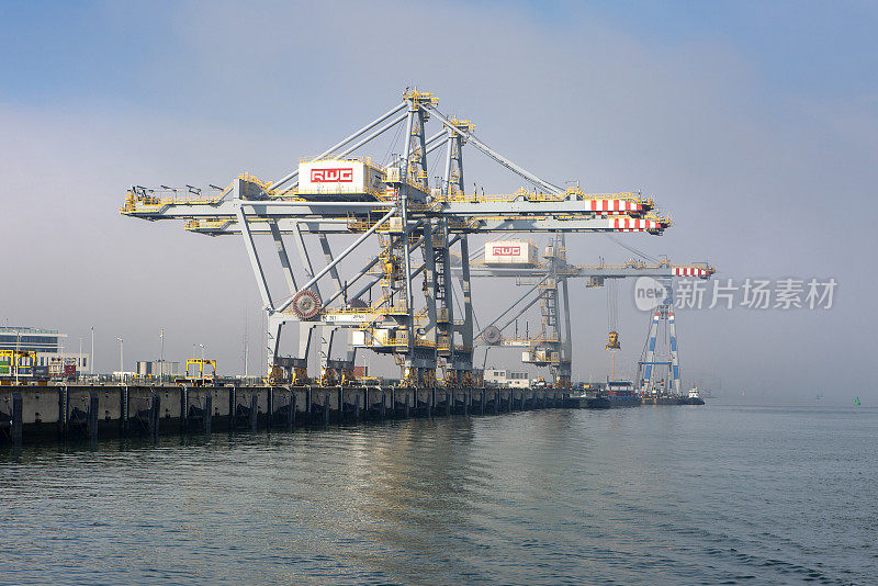 鹿特丹Maasvlakte的集装箱船和大型龙门吊